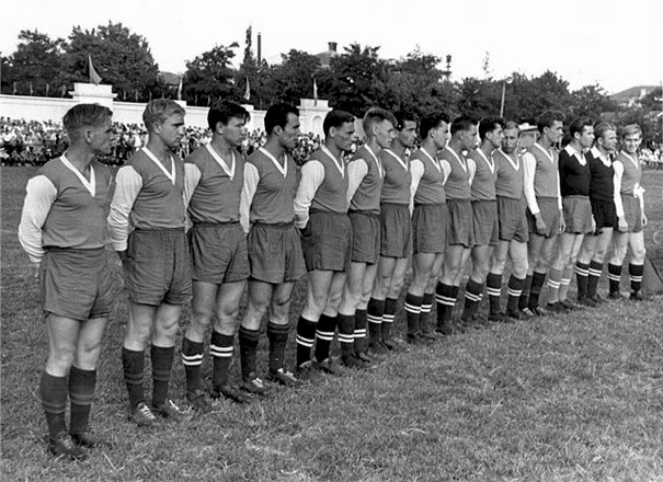 Футболисты Таврии на стадионе Метеор (Фиолент) в Симферополе. 1959 год