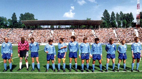 Футболисты Таврии на львовском стадионе Украине перед матчем с киевским динамо. 1992 год